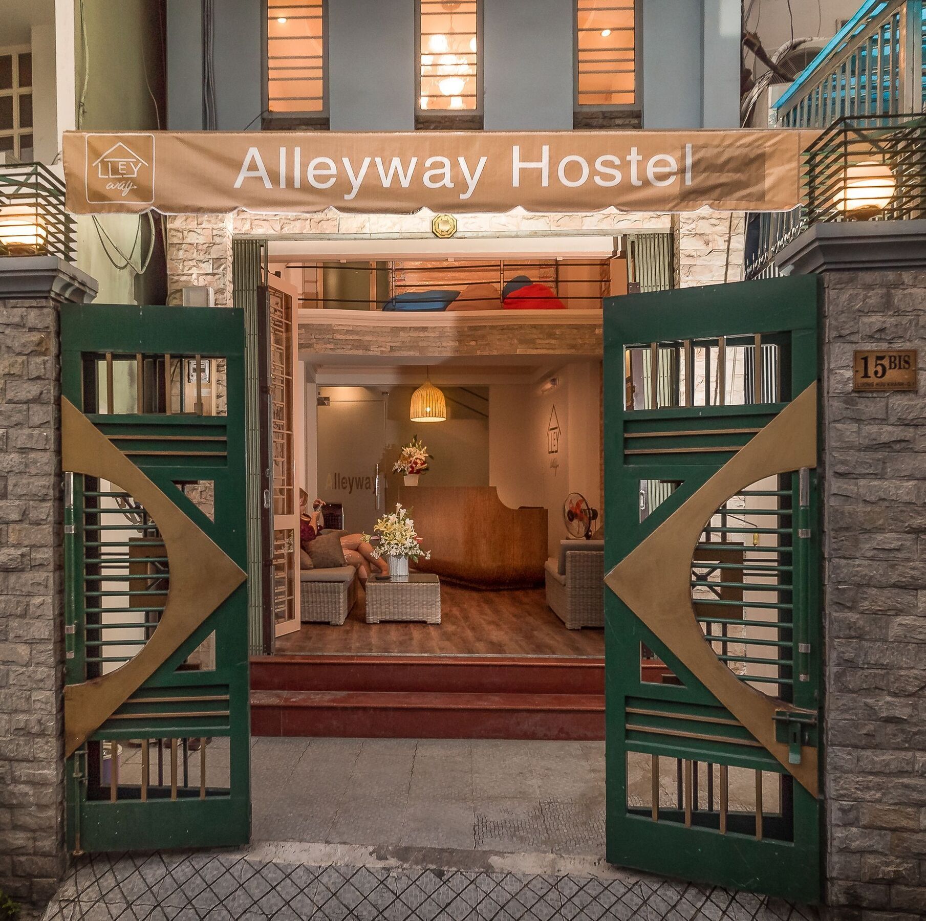 Alleyway Hostel (Adults Only) Хошимин Экстерьер фото